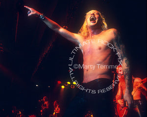 Photo of Jani Lane of Warrant singing in concert in 1992 by Marty Temme