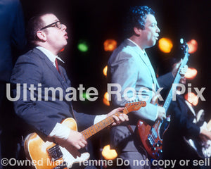 Photo of Mike Watt and Zander Schloss performing in 1995 by Marty Temme