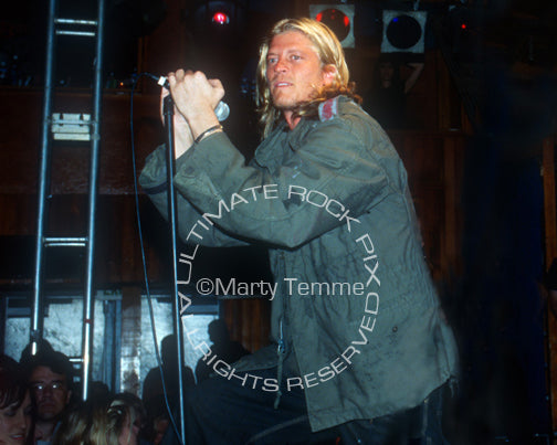Photo of singer Wes Scantlin of Puddle of Mudd in concert in 2004 by Marty Temme