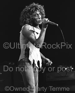 Photo of singer Roger Daltrey of The Who in concert in 1974 by Marty Temme