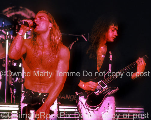 Photo of Mike Tramp and Vito Bratta of White Lion in concert in 1989 by Marty Temme