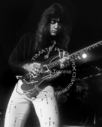 Photo of Vito Bratta of White Lion in concert in 1989 by Marty Temme