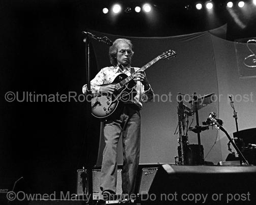 Black and white photo of Steve Howe of Yes in concert in 2003 by Marty Temme