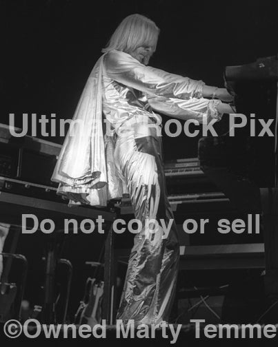 Photo of Rick Wakeman of Yes in concert in 1978 by Marty Temme