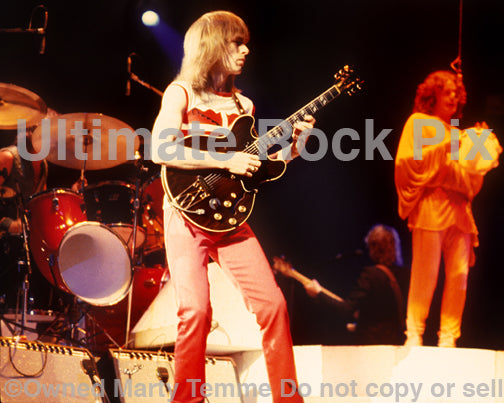Photo of Steve Howe of Yes performing in the round in concert in 1978 by Marty Temme