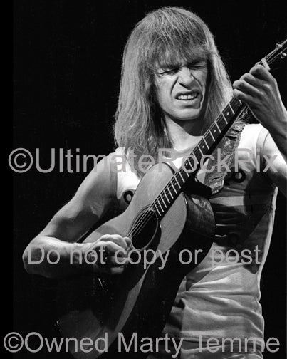 Photo of guitarist Steve Howe of Yes in concert in 1978 by Marty Temme