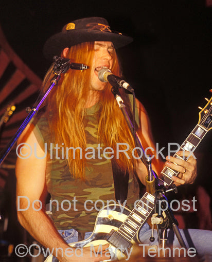 Photo of Zakk Wylde of Pride and Glory in concert in 1994 by Marty Temme